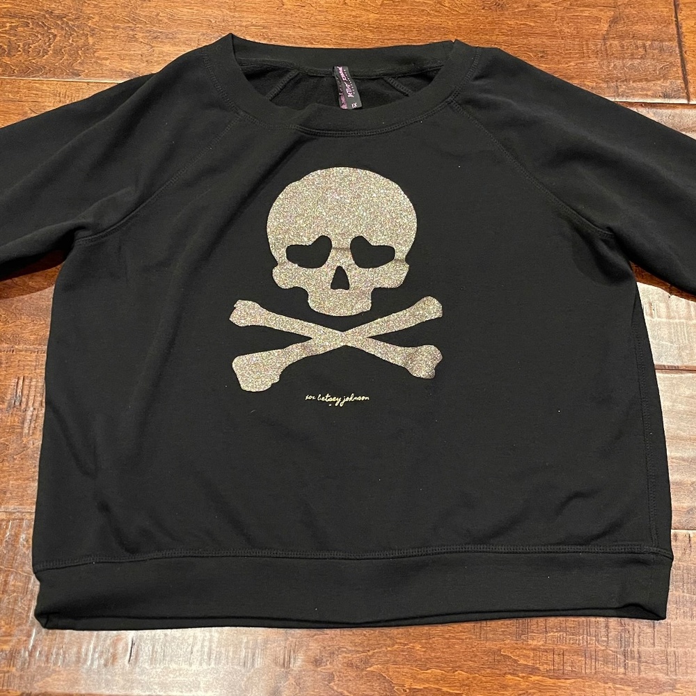 Betsey Johnson Black Skull & Crossbones 🏴‍☠️ Sweatshirt